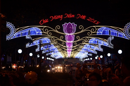 Các tuyến đường ở trung tâm thành phố được trang hoàng đèn hoa rực rỡ