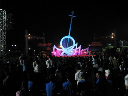 Người dân Bạc Liêu đổ về Quảng trường xem văn nghệ chào năm mới. (Ảnh: Huỳnh Hải)