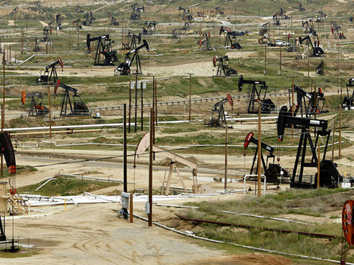 Mỹ đã trở thành nhà sản xuất dầu lớn nhất thế giới sau khi vượt qua Ả Rập Saudi. Trong ảnh: Khu khai thác dầu mỏ ở Bakersfield, bang California Ảnh: BLOOMBERG