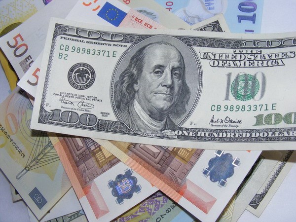 Đồng Euro giảm giá thấp nhất so với đồng USD trong gần 5 năm qua