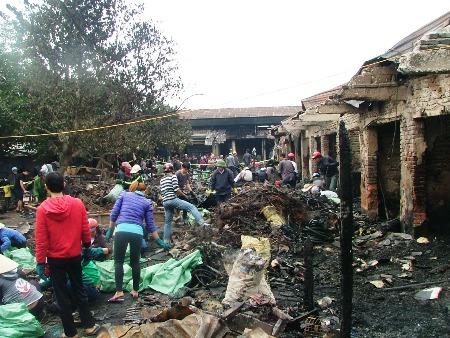 Sau vụ hỏa hoạn, 24 gian hàng của chợ Ba Đồn trở thành đống tro tàn