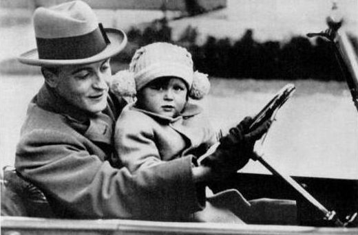 Nhà văn Fitzgerald và cô con gái Scott thuở nhỏ