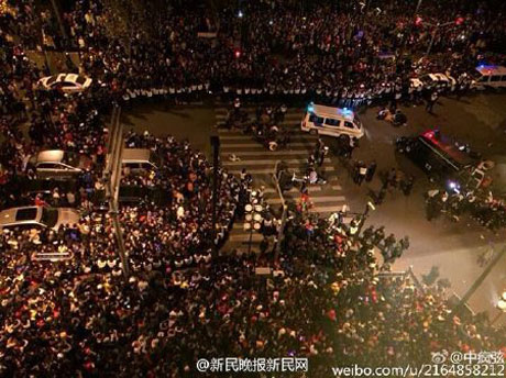 Cảnh tượng xô đẩy, giẫm đạp kinh hoàng vào đêm giao thừa tại thành phố Thượng Hải