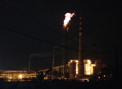 Nhà máy số 2 - Công ty Phân đạm và Hóa chất Hà Bắc vào ban đêm.