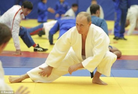 Tổng thống Nga Putin trong trang phục võ Judo. Ảnh: Daily Mail