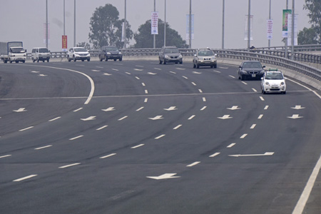 Mặt đường có chiều rộng 80 - 100m, cùng 2 đường gom dành cho xe máy và xe thô sơ.