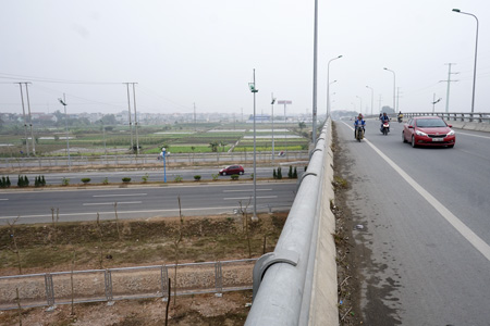 2 đường gom dành cho xe máy và xe thô sơ đạt tốc độ tối đa 40km/h.