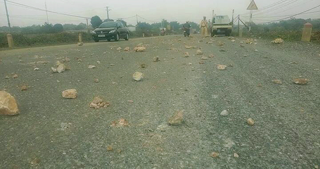 Hà Nội: Nhiều người “vồ ếch” vì mặt đường rải đầy đá hộc
