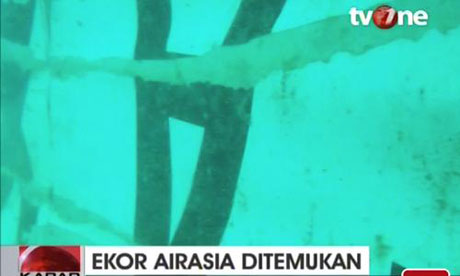 Tìm thấy phần đuôi chứa hộp đen của máy bay AirAsia gặp nạn