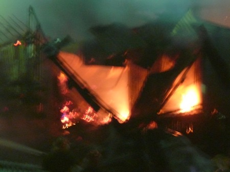 Vụ cháy xuất phát từ một tiệm vàng sau đó lan nhanh qua các căn nhà khác trong chợ.