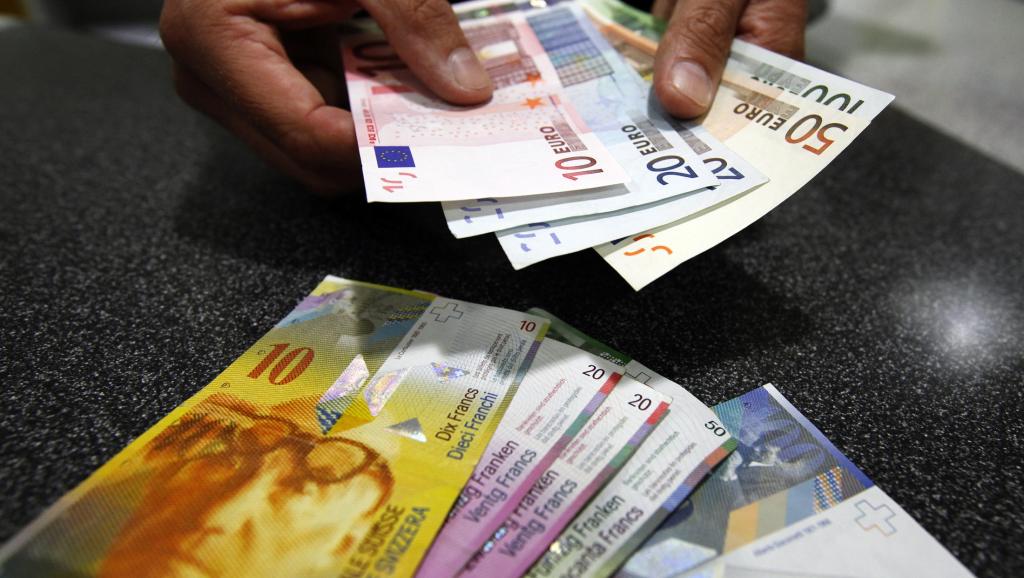 Đồng Franc thả nổi, hai ngân hàng đầu tiên mất 150 triệu USD