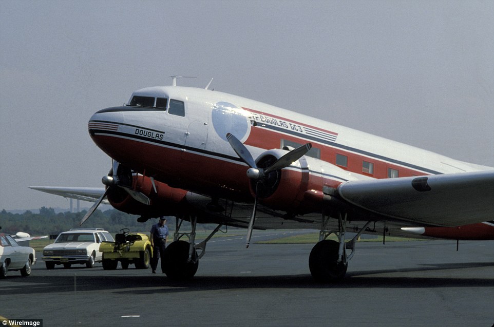 John
Travolta sở hữu 7 chiếc máy bay, trong đó có một chiếc Boeing 707, một chiếc
Boeing 727.