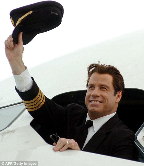 John
Travolta sở hữu 7 chiếc máy bay, trong đó có một chiếc Boeing 707, một chiếc
Boeing 727.
