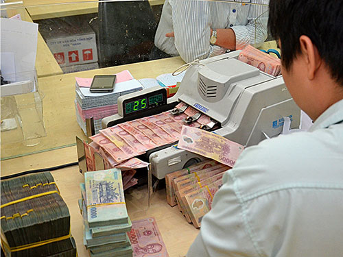 Tiền giấy được dùng phổ biến hơn hẳn tiền xu trong thanh toán ở các ngân hàng Ảnh: Tấn Thạnh