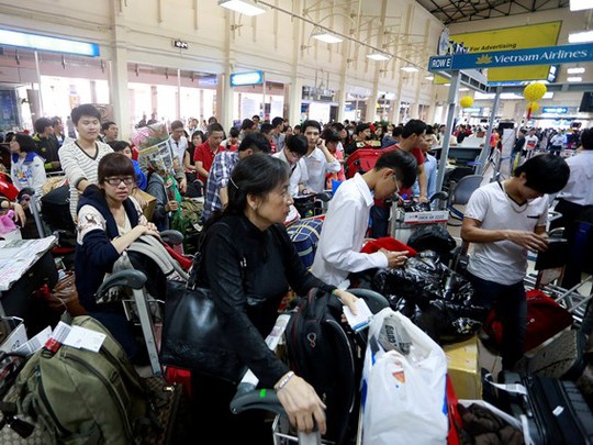 Bộ GTVT có “thổi” sản lượng khách qua sân bay Tân Sơn Nhất?