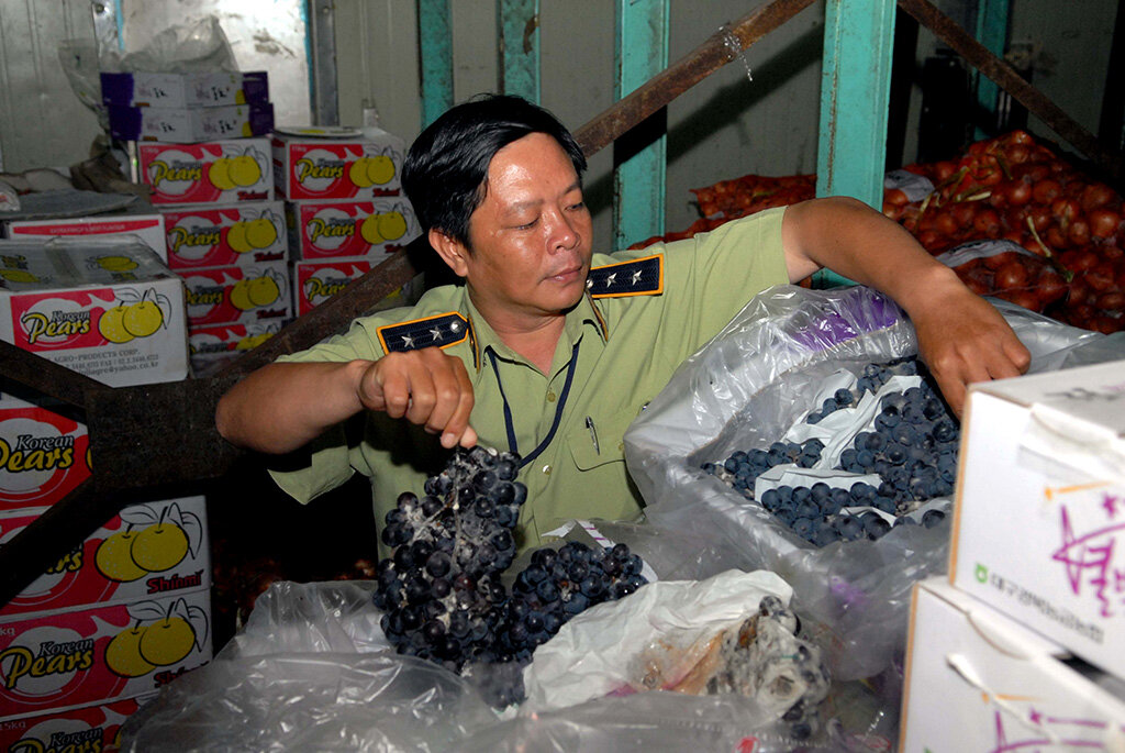 Thu giữ hàng chục tấn trái cây “mập mờ” nguồn gốc tại chợ nông sản