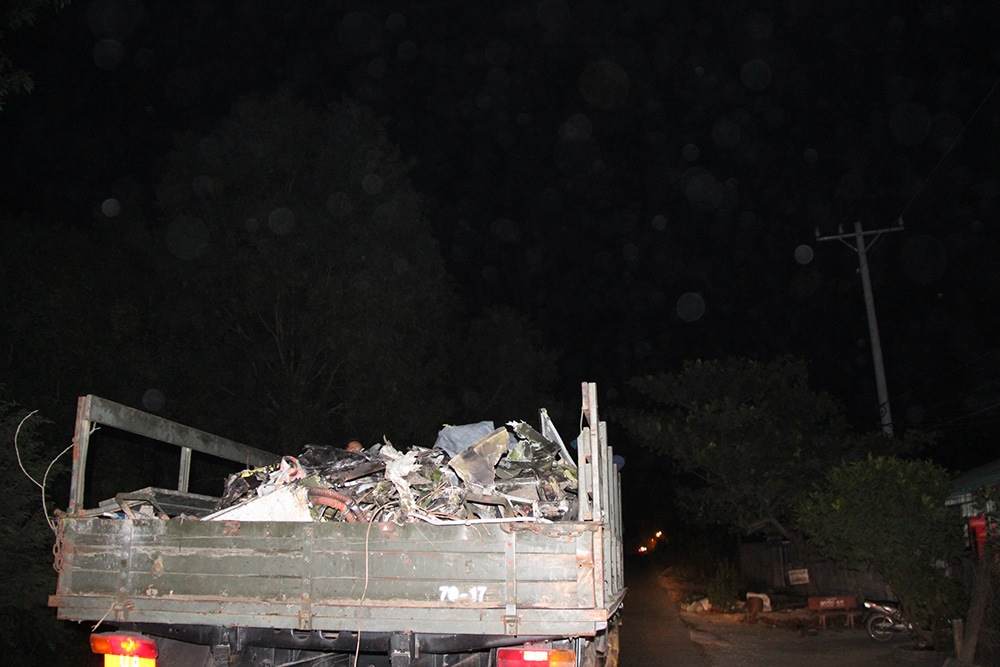 Các mảnh vỡ máy bay được xe quân sự chuyển đi khỏi hiện trường trong đêm