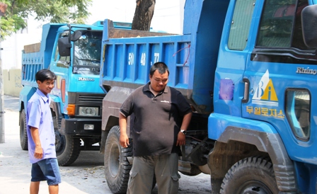 Hai anh Thắng, Công cạnh những chiếc xe tải do mình làm chủ được mua từ tiền trúng số.