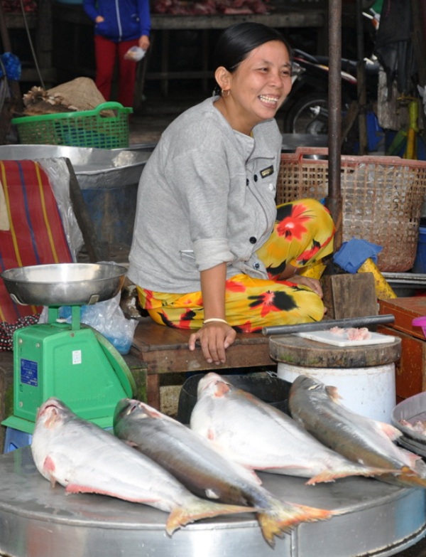 Khi cá bông lau ra tới chợ, giá tiếp tục tăng lên từ 200.000 - 300.000 đồng/kg