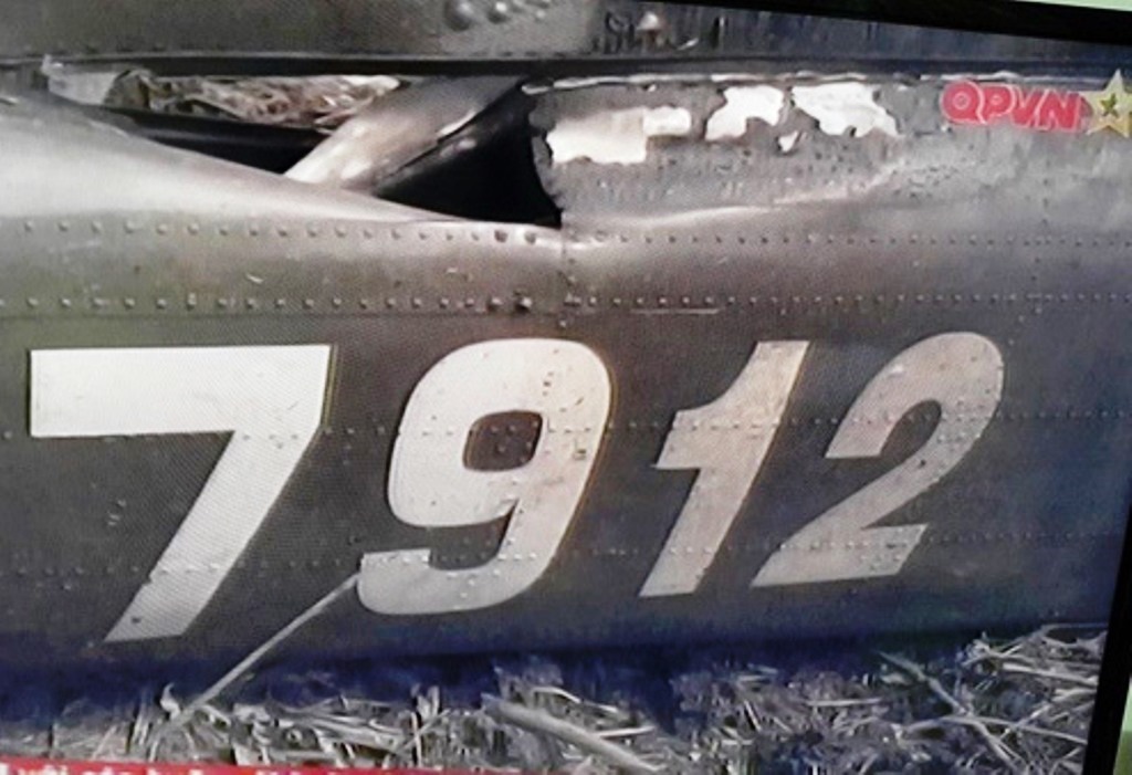 Số hiệu chiếc máy bay gặp nạn (ảnh: Truyền hình QPVN)