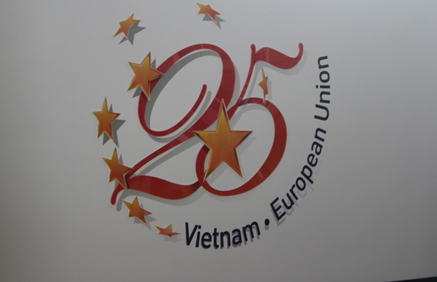 Logo kỷ niệm 25 năm thiết lập quan hệ ngoại
giao Việt Nam-EU