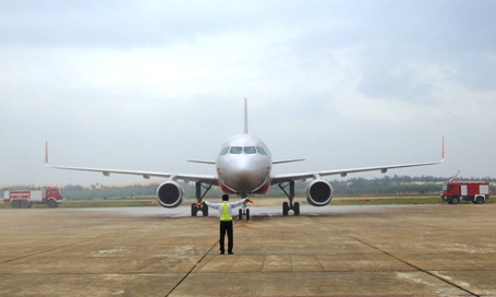 Chiếc Airbus A320 chở 180 hành khách xuất phát TP Hồ Chí Minh hạ cánh an toàn tại sân bay Đồng Hới
