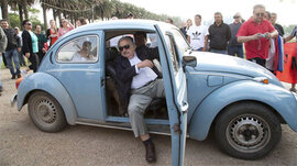 Chiếc xe khiêm tốn của Tổng thống “nghèo” nhất thế giới