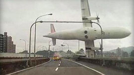 Nạn nhân “rơi từ trên trời xuống” khi máy bay Đài Loan lao xuống sông