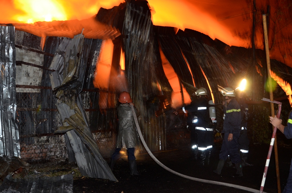 Lính cứu hỏa chiến đấu với ngọn lửa kinh hoàng