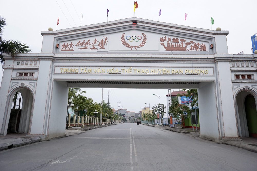 Cổng chào lớn trên đường dẫn vào tổ hợp Văn hóa - Thể thao huyện Đan Phượng.