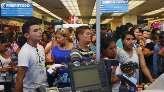 Người dân xếp hàng trong một hiệu thuốc ở Caracas. Ảnh: REUTERS