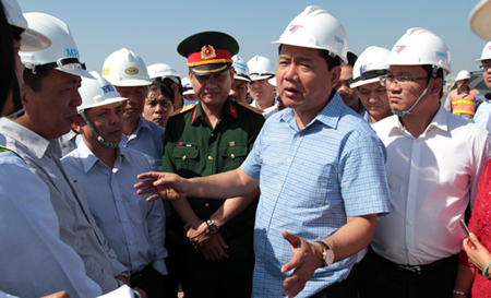 Bộ trưởng Đinh La Thăng tại công trường đang thi công Luồng
sông Hậu.