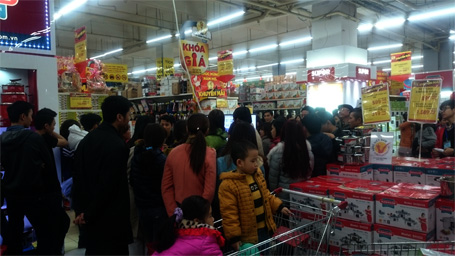 Lượng người đổ về các siêu thị mua sắm Tết tăng đột biến