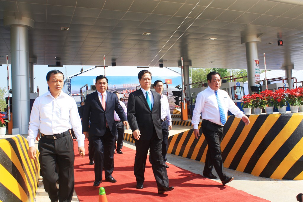Thủ Tướng Chính phủ Nguyễn Tấn Dũng đến
dự và cắt băng khánh thành cao tốc HLD