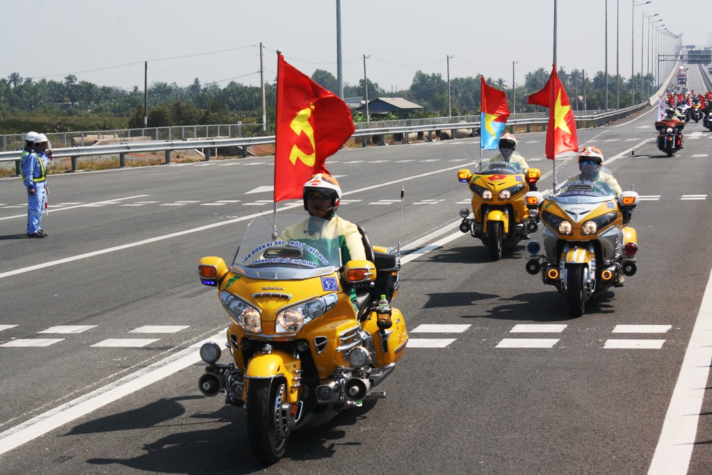 Đoàn xe diễu hành qua cầu Long Thành
chào mừng lễ khánh thành cao tốc HLD