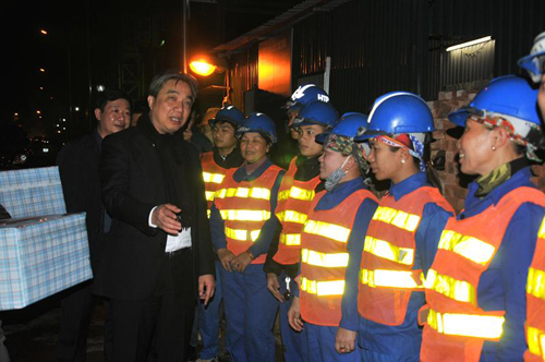 Ông Vũ Văn Viện tặng quà công nhân trong đêm vi hành kiểm tra tiến độ dự án đường lớn của Thủ đô