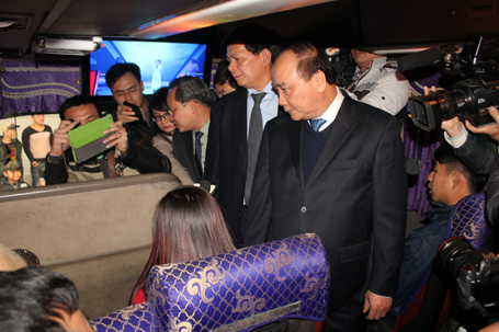 Phó Thủ tướng lên xe hỏi thăm hành khách để nắm thông tin giá vé những ngày giáp Tết