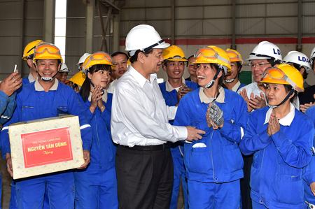 Thủ tướng tặng quà động viên công nhân lao động tại nhà máy.
