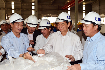 Thủ tướng kiểm tra bột alumin thành phẩm.