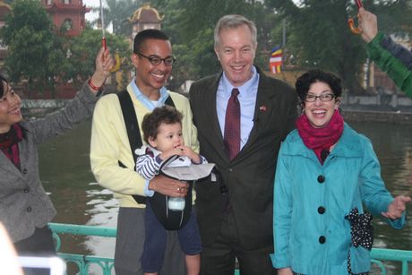 Gia đình Đại sứ Mỹ và Tổng lãnh sự Rena Bitter chụp ảnh lưu niệm trước chùa Trấn Quốc. (Ảnh: