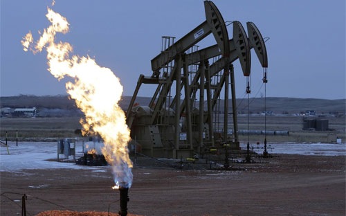 Giá dầu lại giảm dưới 50 USD/thùng