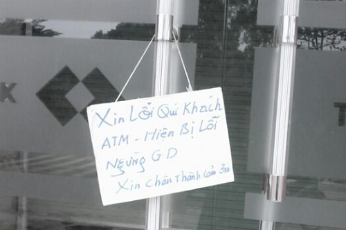Một tấm biển báo ATM bị lỗi tại khu vực Chương Mĩ (Hà Nội)