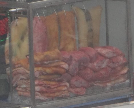 Thịt heo nái được thui vàng da để chế biến thành các loại thịt hàng sang. ảnh: Khang Bách