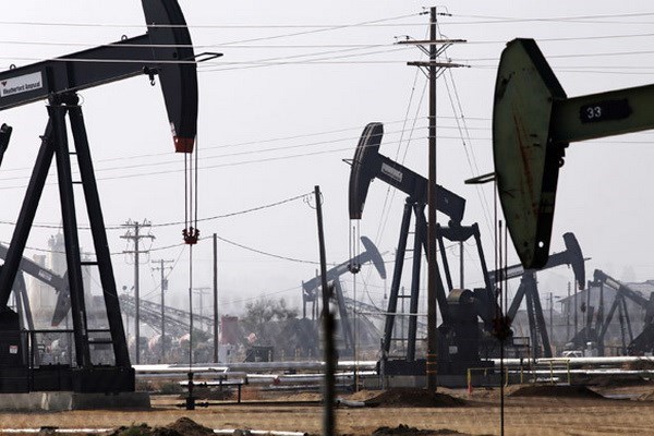 Giá dầu lao dốc khiến các tập đoàn dầu đá phiến khó trụ vững