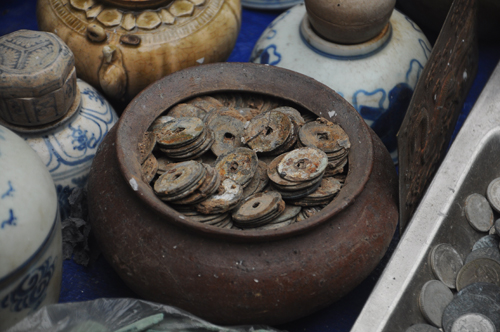 Những đồng xu cổ cũ kỹ, hoen rỉ cũng được đem ra bày bán