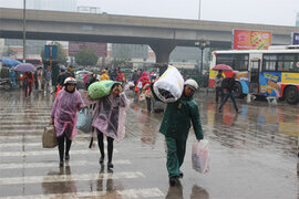 Nườm nượp người đội mưa rét rời Hà Nội về quê nghỉ Tết