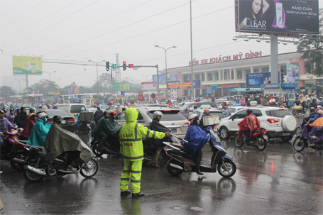 CSGT vất vả đội mưa điều tiết giao thông...