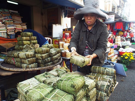 Một tiểu thương bày bán bánh tét, bánh chưng ở Chợ Mới, Nha Trang sáng 29 tháng Chạp.