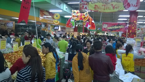 Người dân đang đổ xô đi mua sắm trong những ngày cận Tết Nguyên Đán