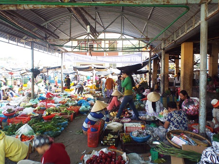 Phiên chợ Tết trên đảo Trí Nguyên.